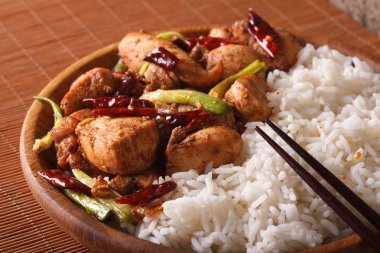 Çin Mutfağı: kung pao tavuk ve pirinç yakın çekim. Yatay