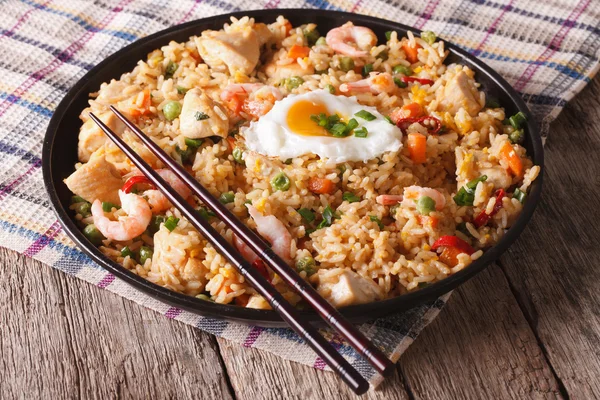 Arroz frito con pollo, gambas, huevo y verduras primer plano hori — Foto de Stock