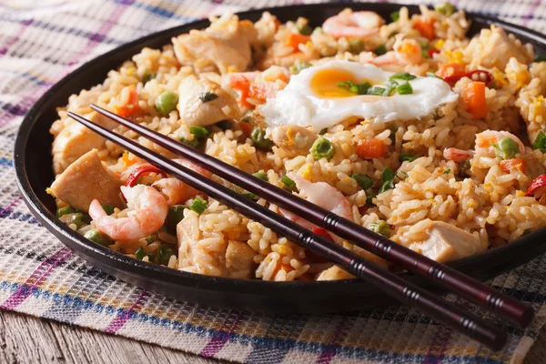 Indonesian cuisine: nasi goreng with chicken, shrimp and vegetab — Stock Photo, Image