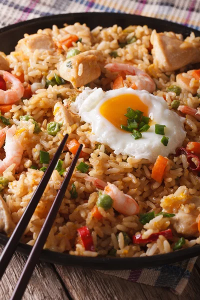 Nasi goreng con pollo, camarones y verduras de cerca Vertica — Foto de Stock