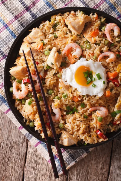 Nasi goreng con pollo, camarones y verduras close up vertica — Foto de Stock