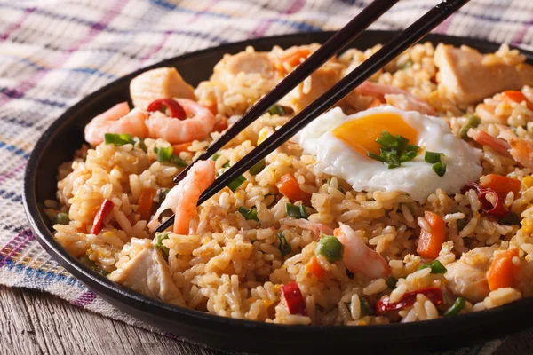 Fried rice nasi goreng with chicken and shrimp close-up horizont — Stock Photo, Image