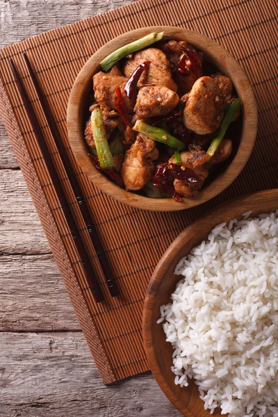 Filets de poulet Kung pao dans un bol fermer. vue de dessus verticale — Photo