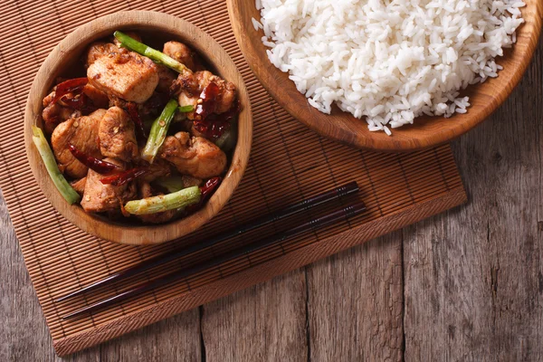 Filetes de pollo kung pao en un tazón de cerca. Vista superior horizontal — Foto de Stock