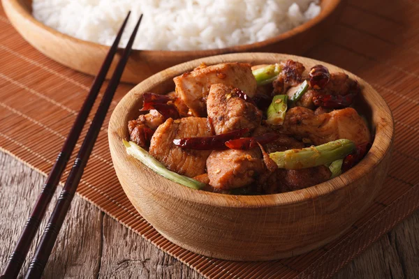 Filetes de frango Kung pao em uma tigela de perto. Horizontal — Fotografia de Stock