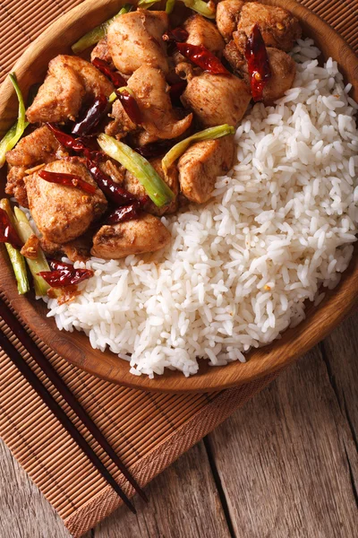 Arroz com frango kung pao close-up. vista superior vertical — Fotografia de Stock