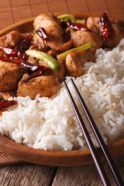 Kung pao kurczak i ryż na talerz makro. Pionowe — Zdjęcie stockowe