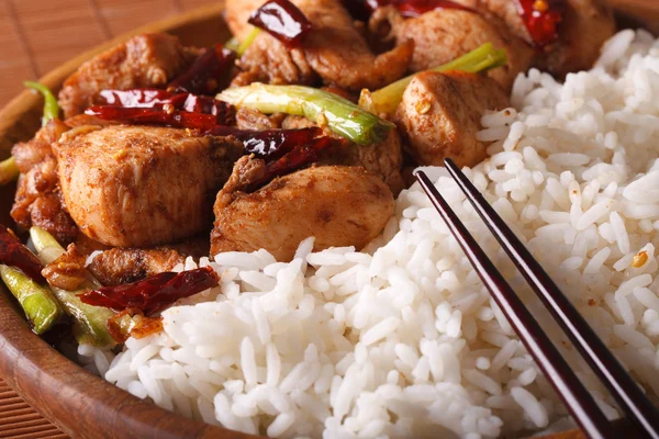 Кунг-пао курка і рис на тарілці макро. горизонтальний — стокове фото