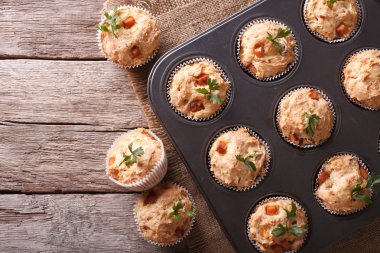 jambon ve peynir yemek pişirme içinde kek. Yatay Üstten Görünüm