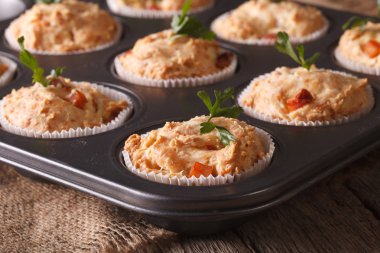 muffins jambon ve peynir pişirme çanağı ile kapatın. Yatay
