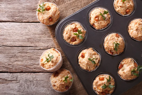 Muffins mit Schinken und Käse in Auflaufform. horizontale Ansicht von oben — Stockfoto