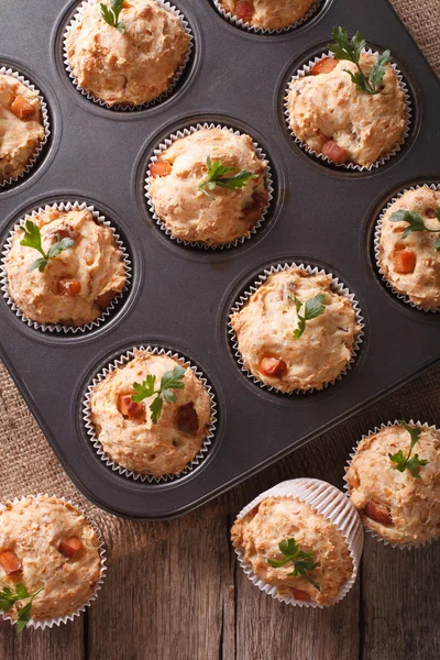 Muffin con prosciutto e formaggio da vicino in teglia. da verticale a — Foto Stock