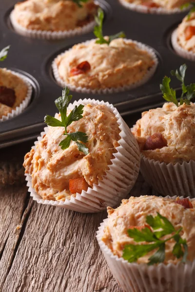 Muffin gustosi con prosciutto e formaggio primo piano. verticale — Foto Stock