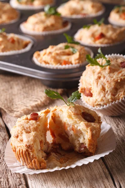 Muffins amuse-gueule au jambon et fromage en gros plan. Vertical — Photo