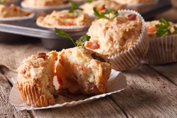 Vorspeisenmuffins mit Schinken und Käse in Nahaufnahme. horizontal — Stockfoto