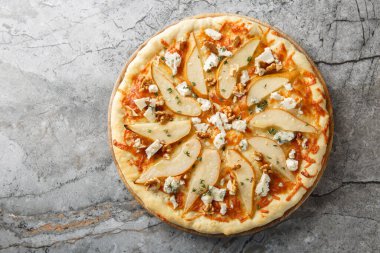 Mavi peynirli armutlu pizza, ceviz, mozzarella ve masadaki tahta tahtaya yakın plan kekik. Yukarıdan yatay üst görünüm