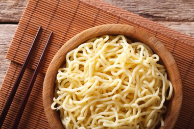 Ahşap kase yakın çekim Asya ramen erişte. Yatay Üstten Görünüm
