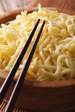 Ahşap bir kasede yumurta noodles ramen makro. dikey