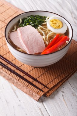 Domuz eti, sebze ve yumurta ile suyu Ramen erişte. dikey