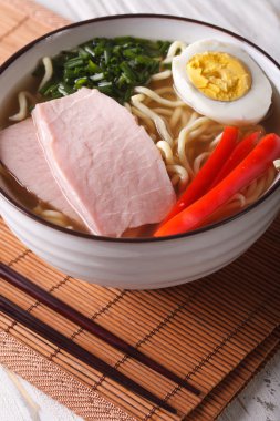 Domuz eti ve yumurta ile suyu Ramen erişte kapatın. dikey