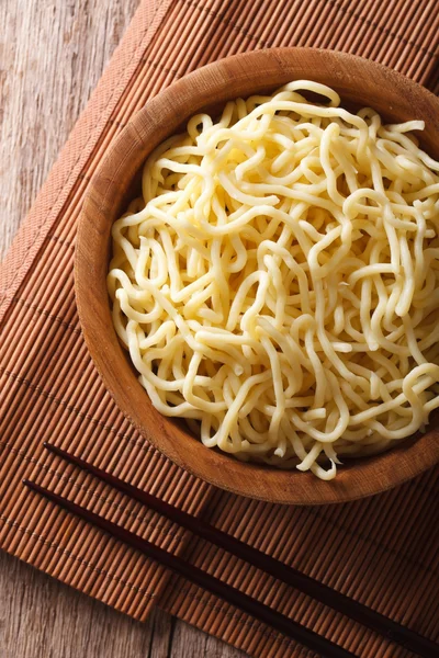 Asian ramen noodles in wooden bowl close-up. vertical top view — Stock Photo, Image