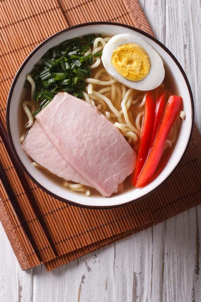 Ramen-Nudeln in Brühe mit Schweinefleisch in einer Schüssel in Großaufnahme. vertikal zu — Stockfoto