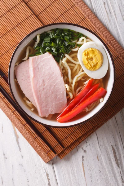 Ramen-Suppe mit Schweinefleisch, Gemüse und Ei in Nahaufnahme. vertikale Spitze — Stockfoto