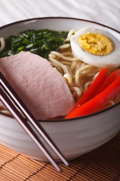 Εσωτερικη Ramen noodles με χοιρινό κρέας και αυγό σε ένα μπολ. κάθετη — Φωτογραφία Αρχείου