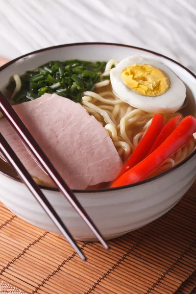 Ramen soep met varkensvlees, groenten en ei close-up. verticale — Stockfoto