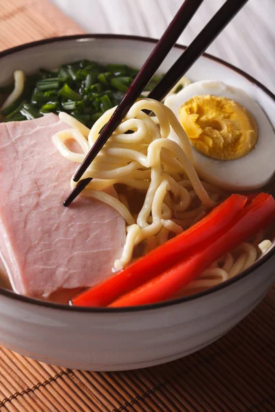 Japán konyha: ramen tészta-, sertés- és tojás közelről. vert — Stock Fotó