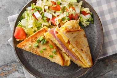 Masanın üzerinde jambonlu ve peynirli ev yapımı yumurtalı sandviçli sandviç. Yukarıdan yatay üst görünüm