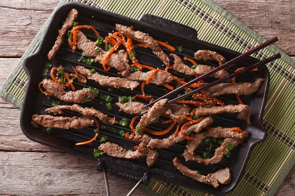 Korean bulgogi beef with carrot on grill pan. horizontal top vie — Stock Photo, Image