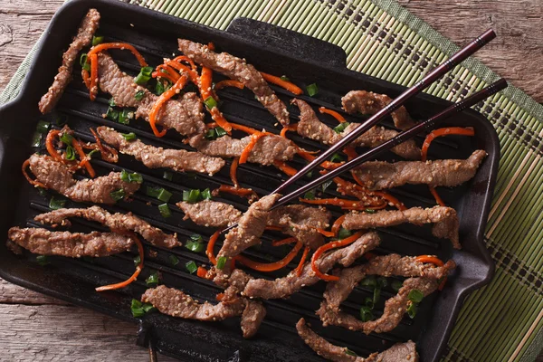 Korean bulgogi beef with carrot on grill pan closeup. horizontal — Stock Photo, Image