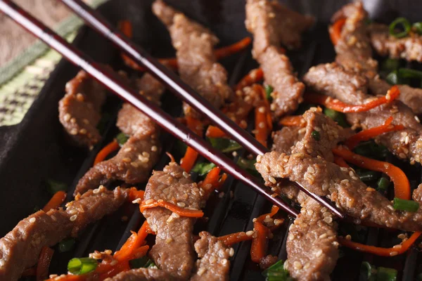 Cocinar Bulgogi carne de res con zanahoria en la parrilla macro. horizontal —  Fotos de Stock