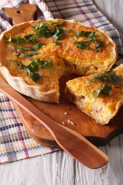 Hausgemachte Quiche Lorraine in Nahaufnahme auf einem Schneidebrett. vertikal — Stockfoto