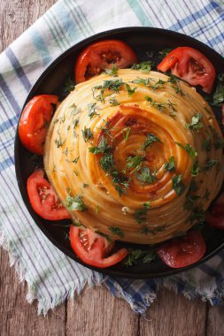 Fransız timbale bir tabak makarna yakın çekim. Dikey Üstten Görünüm