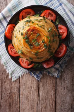 Fransız timbale makarna peyniri ve sebze ile. Dikey üst