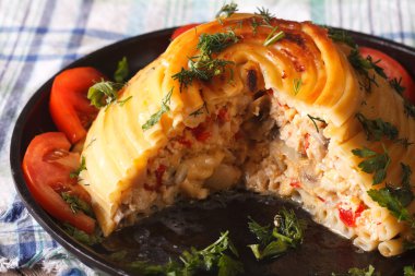 Tavuk, mantar ve peynir ile doldurulmuş makarna Timbale kesmek