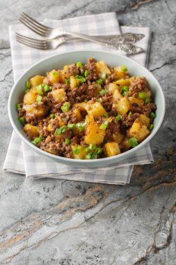 Biftek ve patates kızartması, masanın üzerindeki tabağa yakın çekim. Dikey