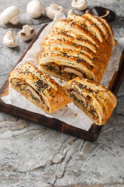 Sebzeli Wellington mantarı, soğan, sarımsak ve ıspanak masadaki tahtaya yakın plan. Dikey