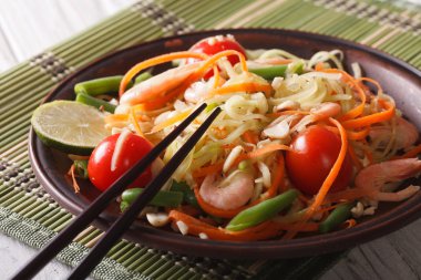 Papaya salatası som tam bir tabak karides yakın çekim ile. Yatay