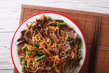 Lo mein sığır eti, muer ve sebze closeup ile. Yatay üst v