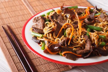 Lo mein sığır eti, muer ve sebze yakın çekim ile. Yatay