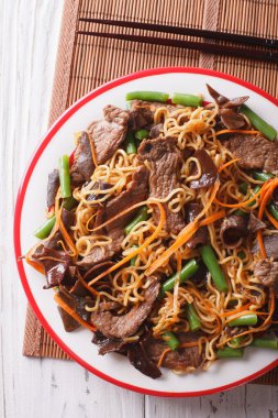 Lo mein sığır eti, muer ve sebze closeup ile. Dikey üst vie