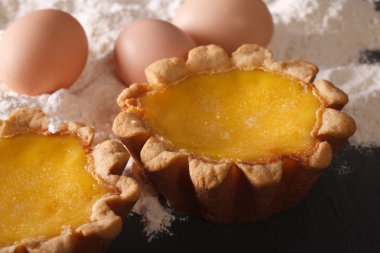 Geleneksel yumurta Tart ve malzemeler yakın çekim. Yatay