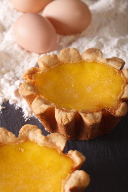 Tart ve malzemelerin tablo makro üzerine yumurta. dikey