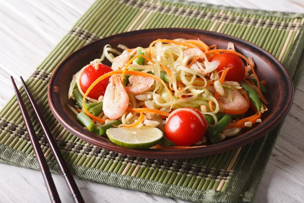 Salada de mamão verde tailandesa fresca com close-up de camarão. horizontal — Fotografia de Stock