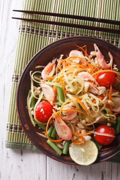 Salada de mamão verde tailandesa com camarão close-up. vista superior vertical — Fotografia de Stock