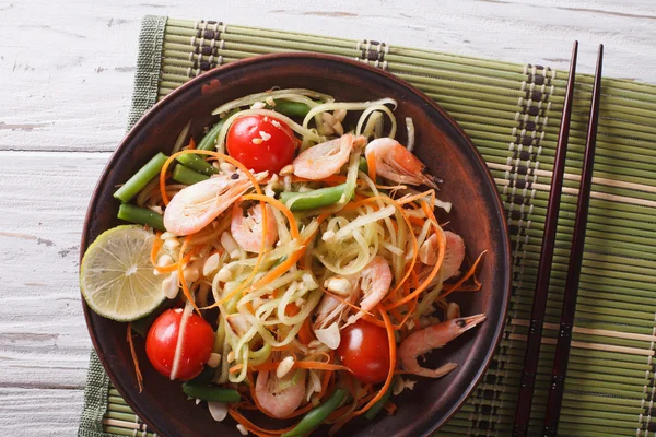 Thai-Papaya-Salat mit Garnelen in Nahaufnahme. horizontaler Top-Vie — Stockfoto