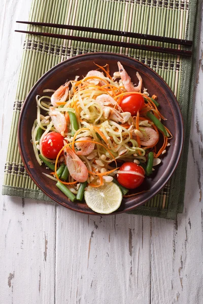 Thai green papaya salad with shrimp. vertical top view — Stock Photo, Image